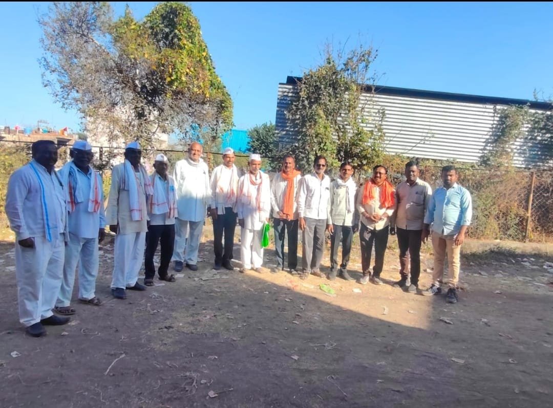 शाल व टोपी देऊन सन्मानित शेतकरी