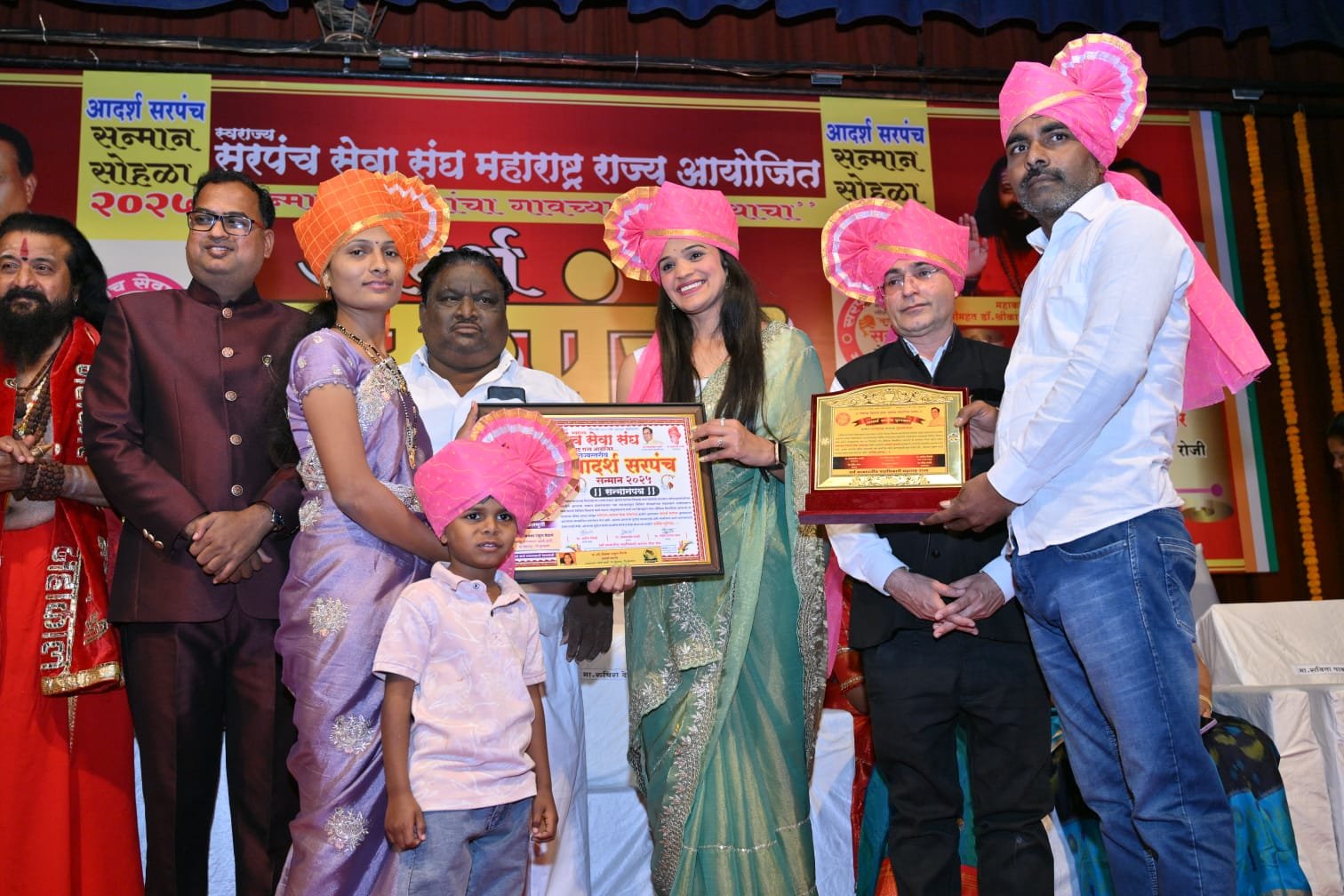 “अहिल्यानगर येथे राज्यस्तरीय आदर्श सरपंच पुरस्कार स्वीकारताना सौ. प्रियंका राहुल मेटांगे”