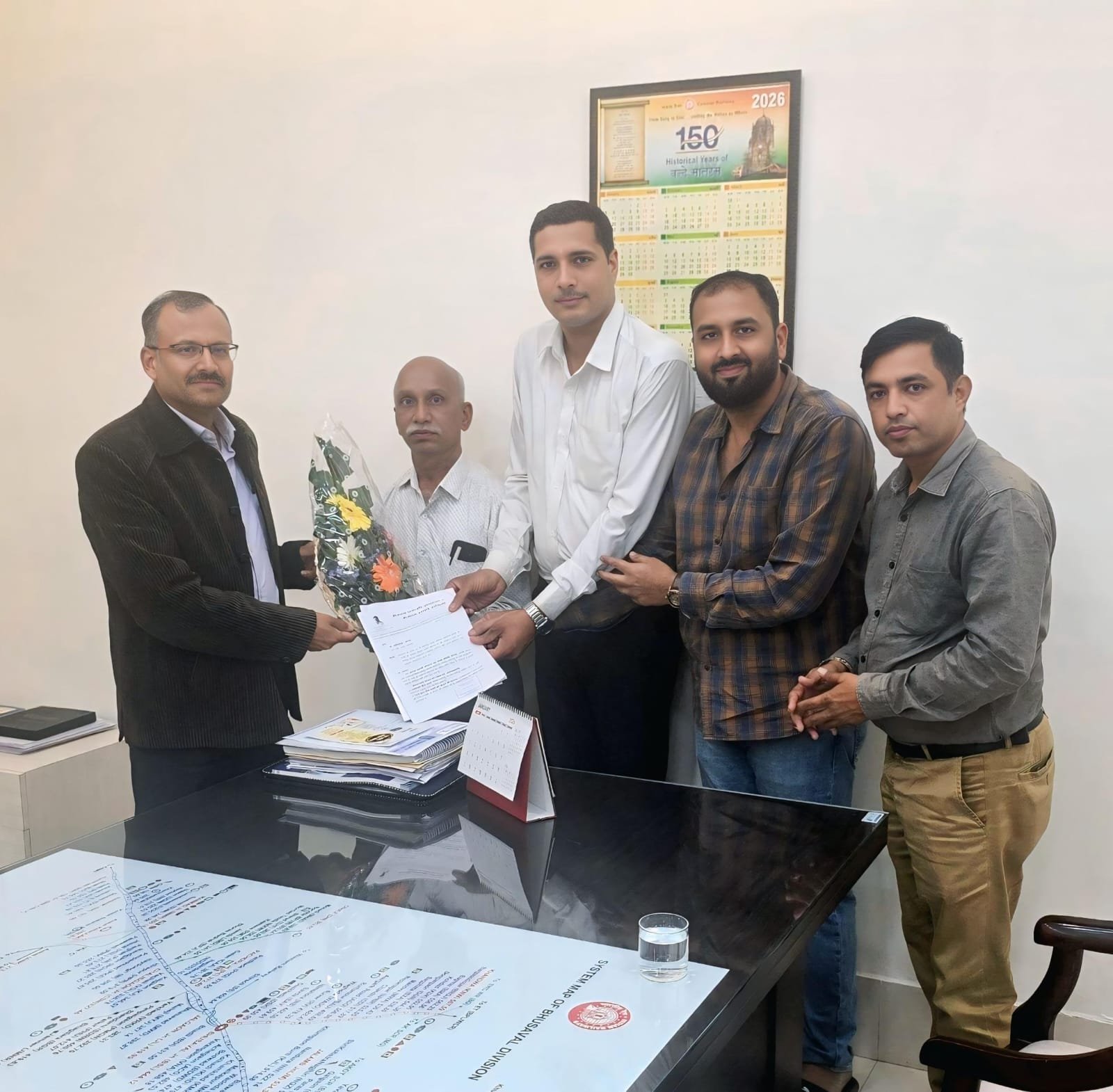 “शेगाव रेल्वे स्थानकावरील थांब्यांसाठी DRM भुसावळ यांच्याशी चर्चा करताना शेगाव प्रवासी संघटना”