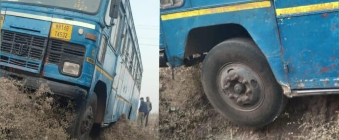 “बावनबीरजवळ पुलावर अडकलेली एसटी बस”