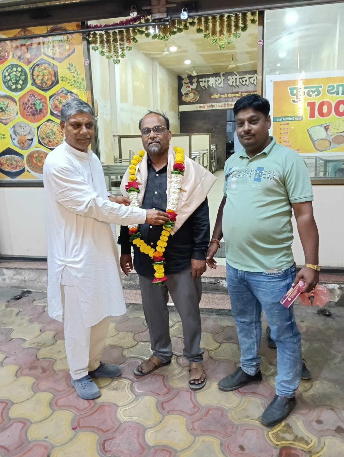 कॉंग्रेस कार्यकर्ते मोहम्मद जाफर यांचा वाढदिवस साजरा करताना सत्कार